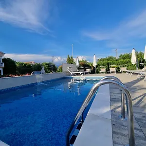 Appartement Lea With Pool, Malinska
